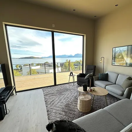 New! Exclusive Home, 4 Bedrooms, Unbeatable View Ferienhaus Harstad